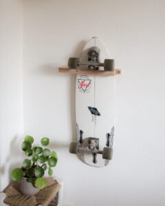Accroche murale avec un surfskate installé. il s'agit du support simple