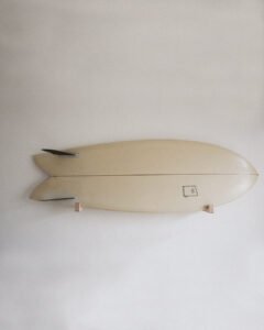 Surf installé sur une accroche murale