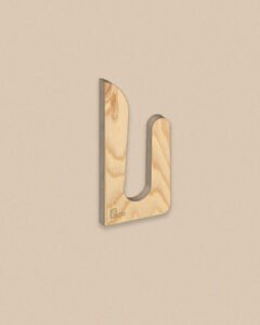 Accroche murale de wakeboard ou de skate ou de kitesurf en bois sur un fond marron