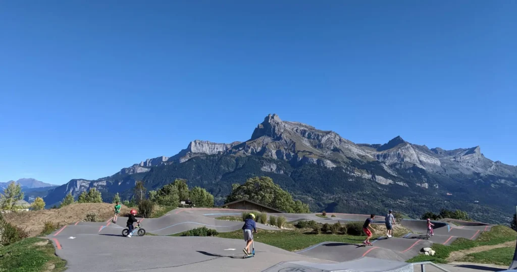 Photo du pumptrack de combloux avec une vue sur les montagnes