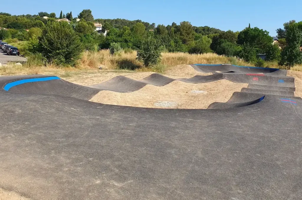 Vue du pumptrack de la destrousse