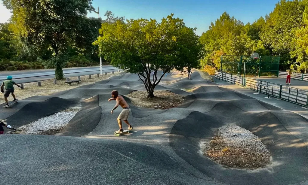 Pumptrack de Labenne dans les Landes, spot idéal pour le surfskate, carver et Yow