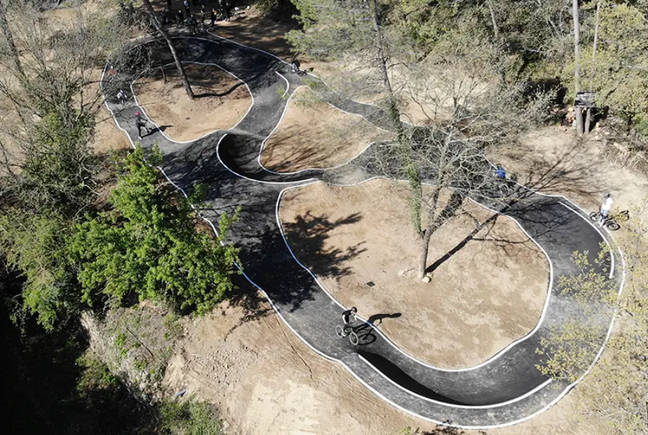 Vue aérienne du pumptrack de Peynier