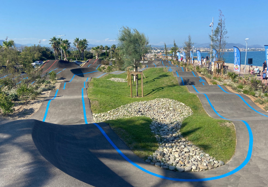 Photo de la ligne bleue du pumptrack de cagnes sur mer situé face à la mer